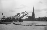 Frankfurt am Main Eiserner Steg mit Dreikönigskirche bei Hochwasser (1945) [C-15a/380]