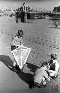 Frankfurt am Main Eiserner Steg mit Kindern bei der Drachenflug-Vorbereitung (etwa 1938) [C-15a/279]