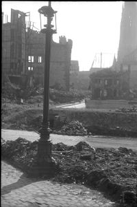 Frankfurt am Main Kleiner-Cohn von Buch-/Limpurgergasse aus gesehen mit Laterne (1945) [C-15a/392]