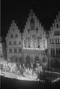 Frankfurt am Main Römer mit Römerberg-Festspiel bei Nacht (etwa 1938) [C-15a/287]
