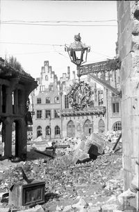 Frankfurt am Main Römer – gesehen vom Steinernen-Haus aus mit Laterne und Schild “Zum Steinernen Haus” (1945) [C-15a/421]