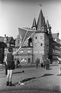 Frankfurt am Main Saalhof-Rententurm mit Kindern bei der Drachenflug-Vorbereitung (etwa 1938) [C-15a/277]